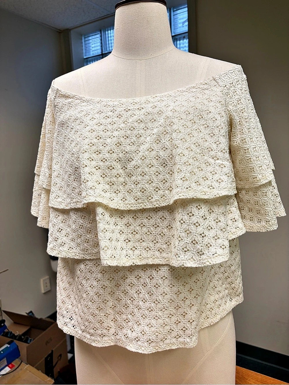 Banana Republic Off-the-Shoulder Eyelet Ruffle Top White Small-Medium Like New